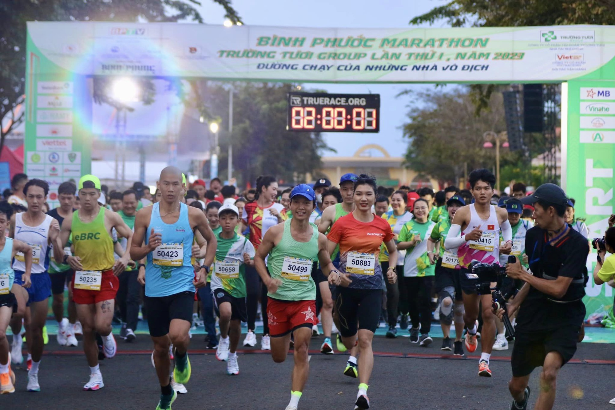 Hoàng Nguyên Thanh vô địch Giải marathon Bình Phước 2023 - Ảnh 1.