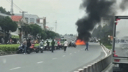 Cháy hai xe máy sau một vụ tai nạn - Ảnh 1.