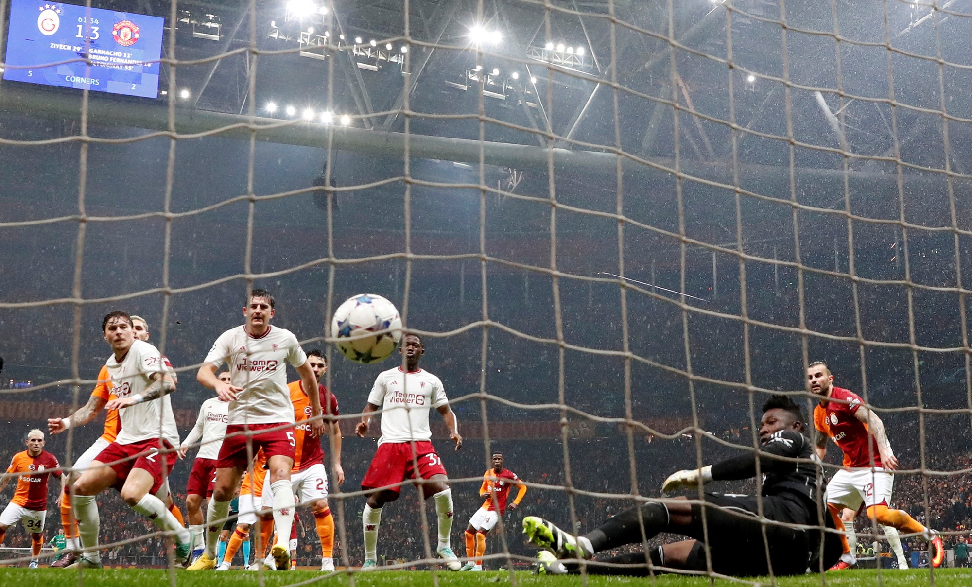 Công làm thủ phá, Man United cay đắng đánh rơi chiến thắng tại Istanbul - Ảnh 4.