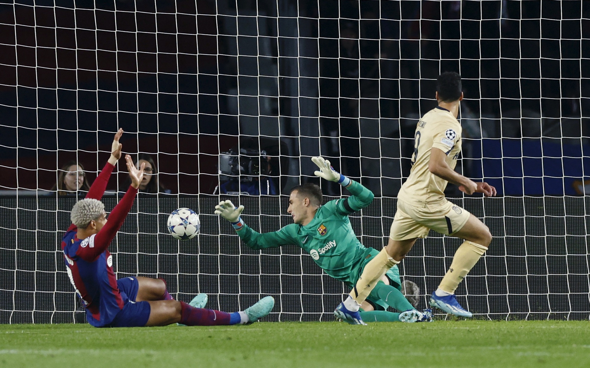 Hai sao Bồ định đoạt đại chiến, Barcelona sớm giành vé vòng 2 Champions League - Ảnh 2.