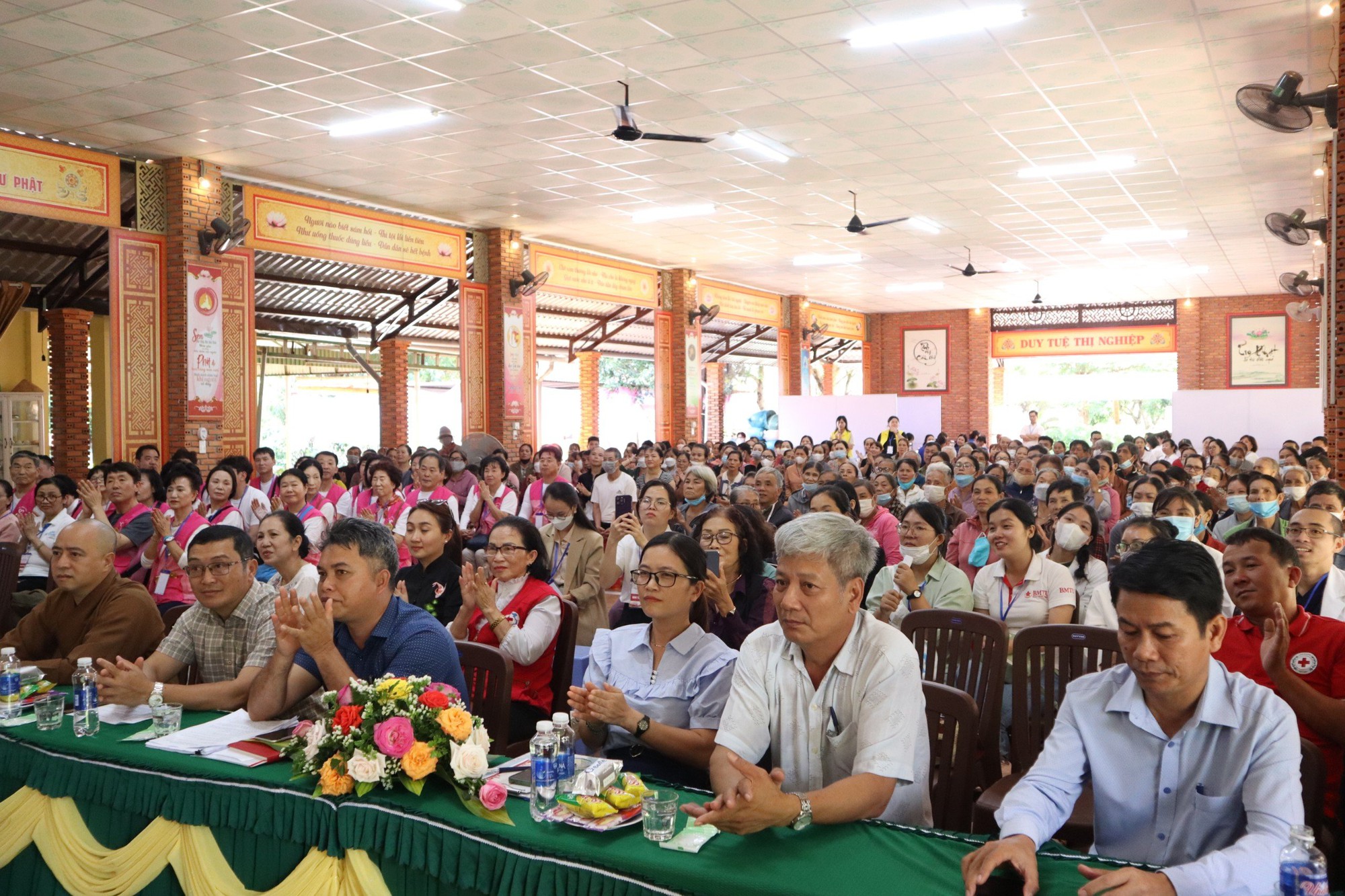 Trường Đại học Y dược Buôn Ma Thuột khám bệnh từ thiện cho người dân - Ảnh 2.