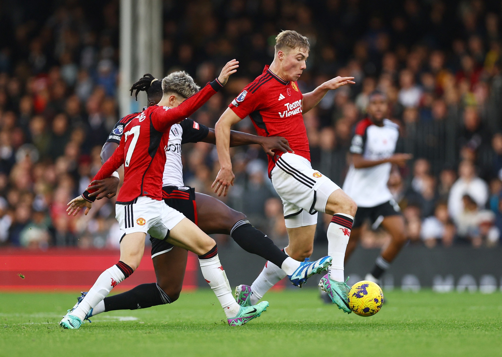 Bùng nổ phút bù giờ, Man United thắng nghẹt thở chủ nhà Fulham - Báo Người lao động