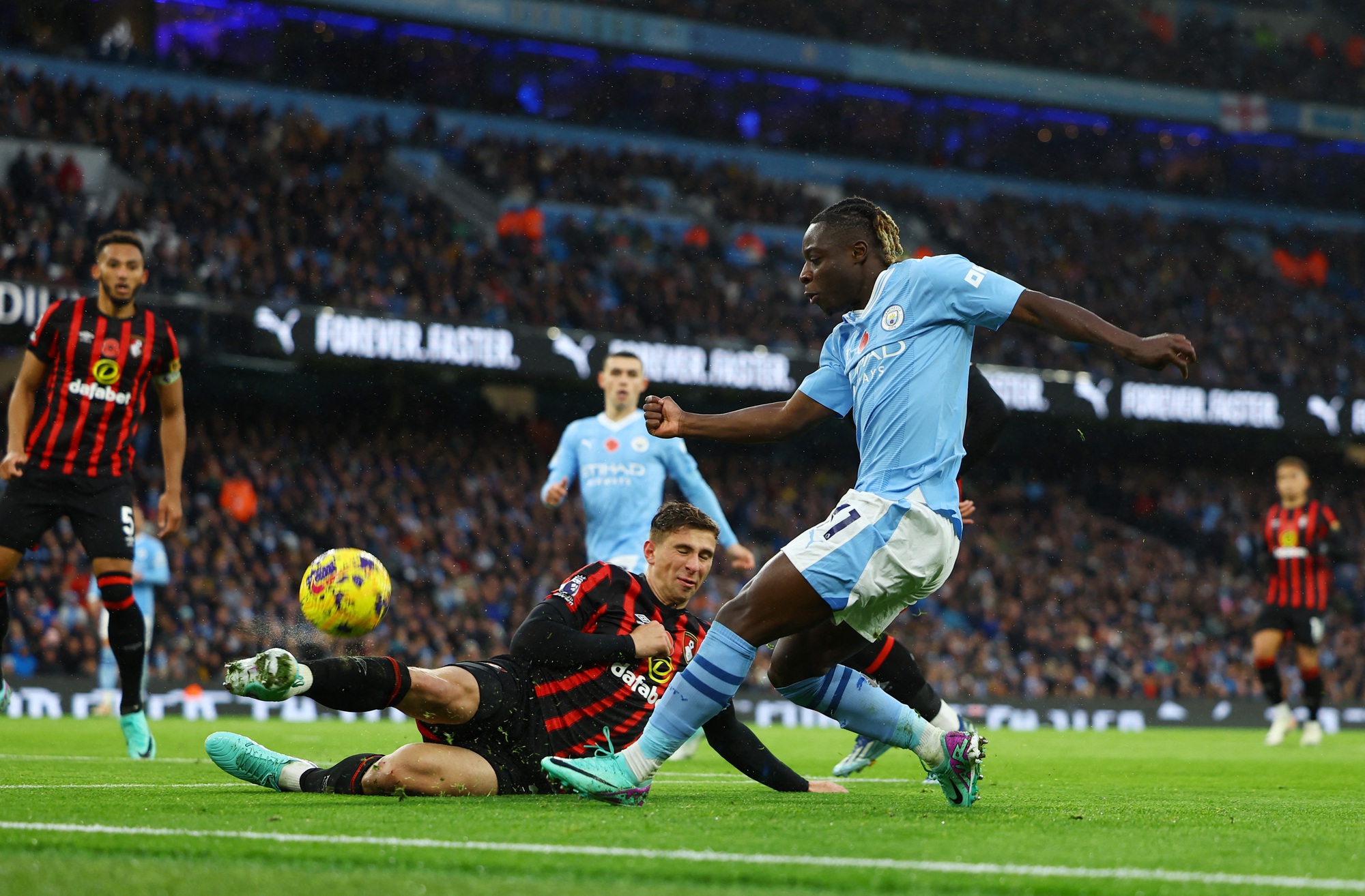 Man City đánh tennis với Bournemouth, Arsenal thua sốc vì VAR - Ảnh 2.