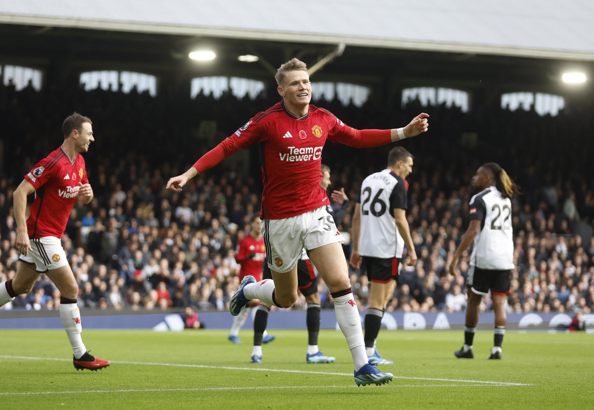 Đội trưởng tỏa sáng phút bù giờ, Man United thắng nghẹt thở Fulham - Ảnh 2.