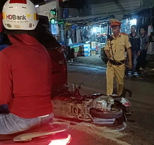 NÓNG: Xe tải tông hàng loạt xe máy chờ đèn đỏ ở Đồng Nai - Ảnh 2.