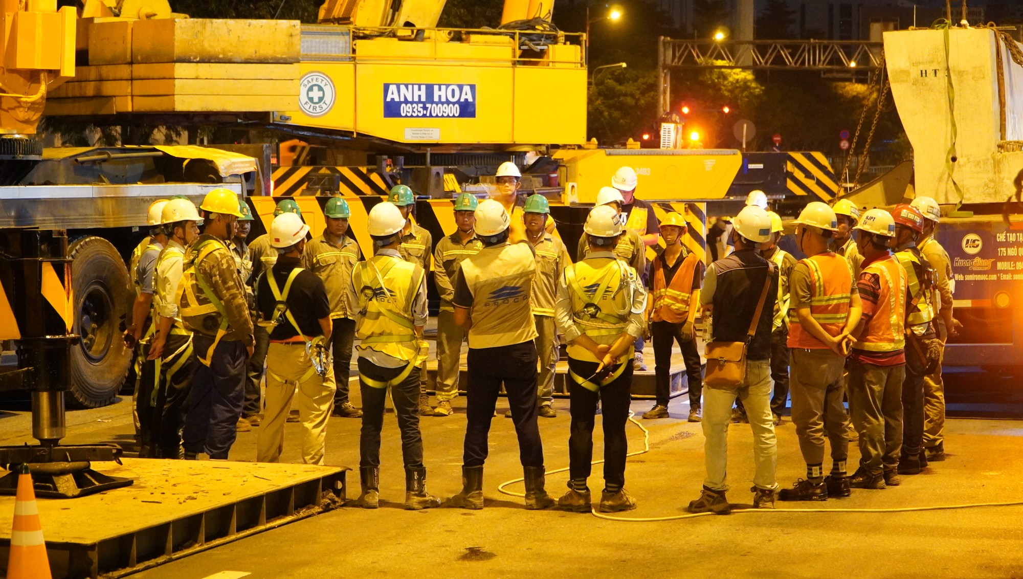 Trắng đêm lắp dầm cầu cho cầu bộ hành của tuyến metro số 1 - Ảnh 8.