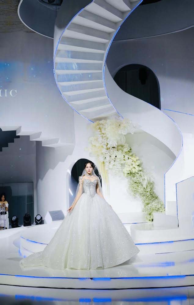 Hoa hậu Tiểu Vy, Mai Phương lộng lẫy đầm cưới - Ảnh 2.