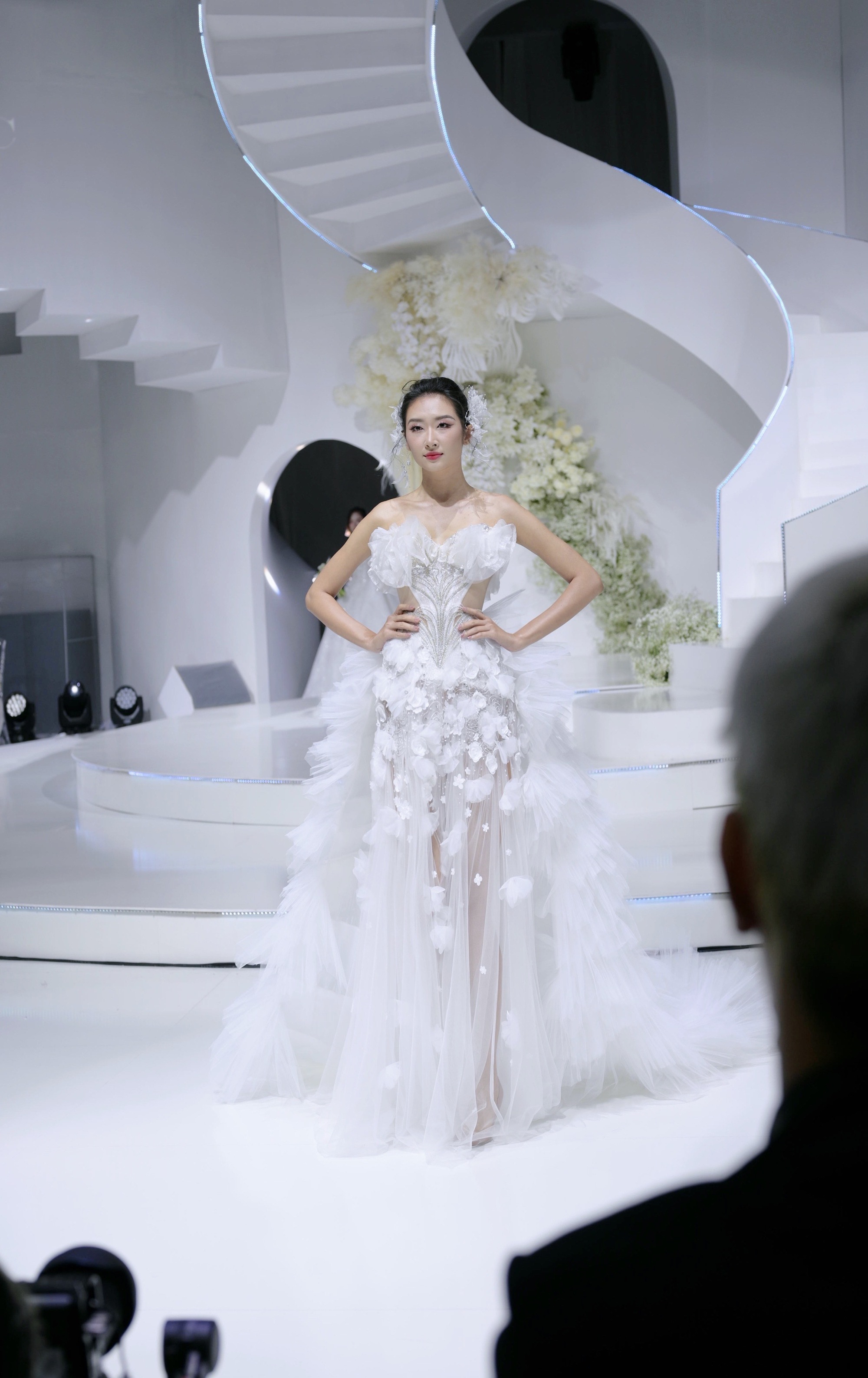 Hoa hậu Tiểu Vy, Mai Phương lộng lẫy đầm cưới - Ảnh 10.