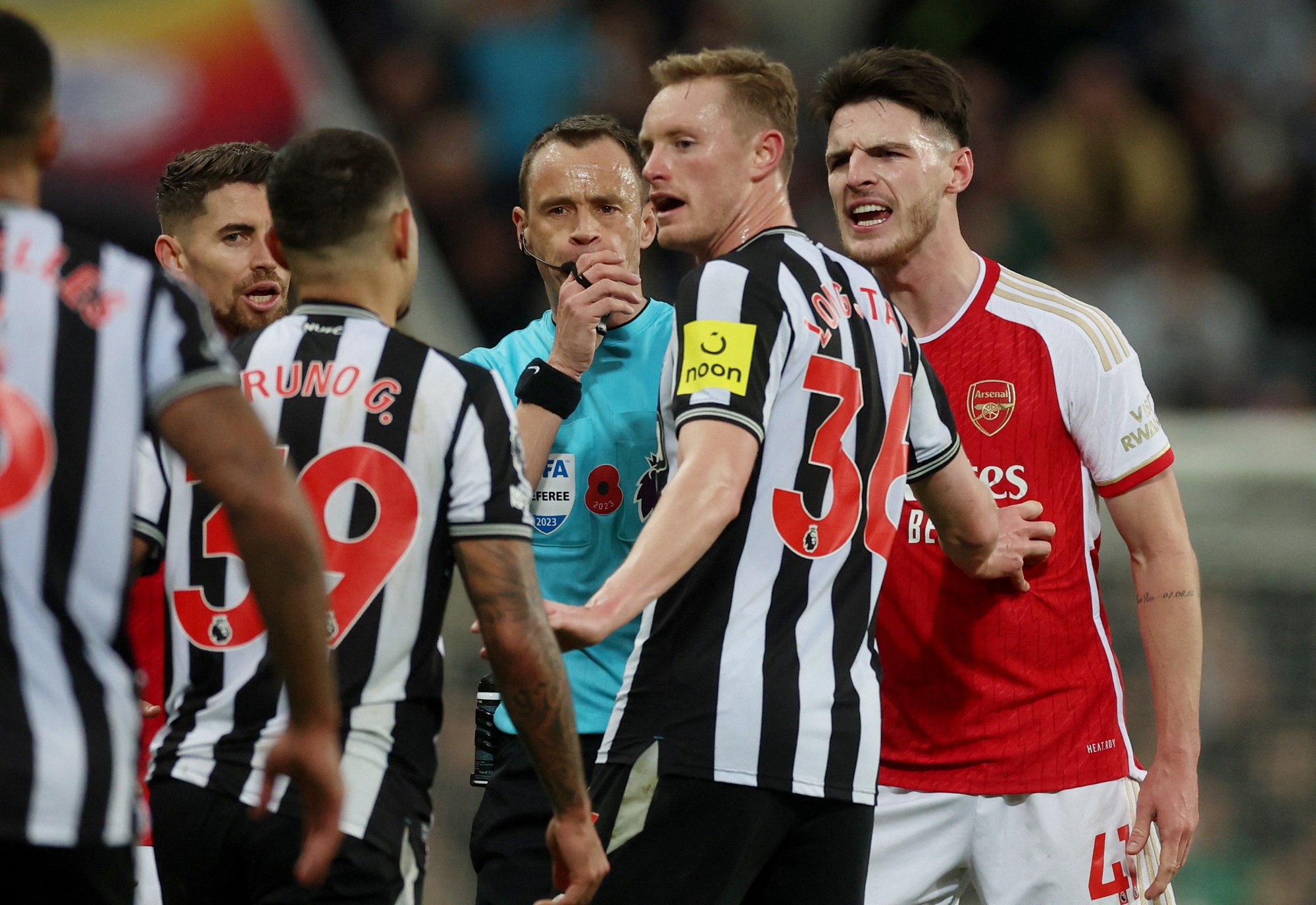 VAR bị vô hiệu hóa hay trọng tài Ngoại hạng Anh run tay vì Newcastle? - Ảnh 8.