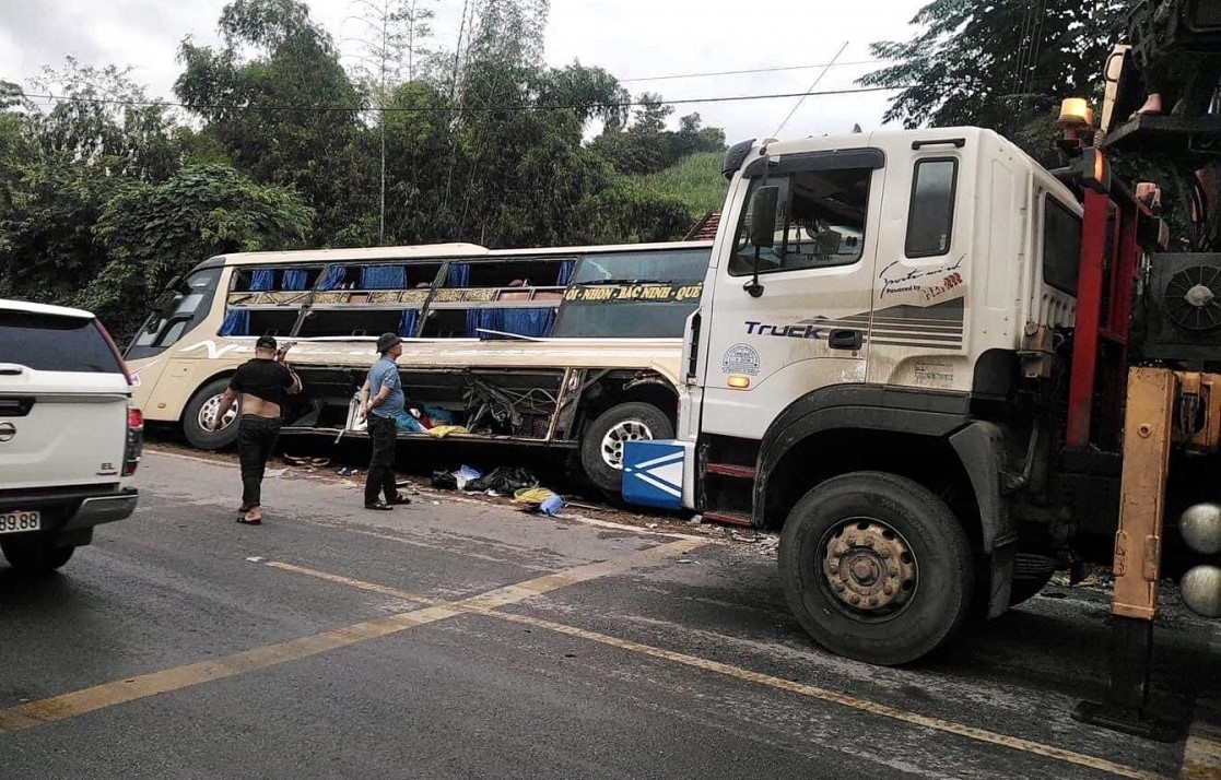 Tai nạn liên hoàn giữa 3 xe khách và xe ôtô 7 chỗ trên quốc lộ - Ảnh 1.