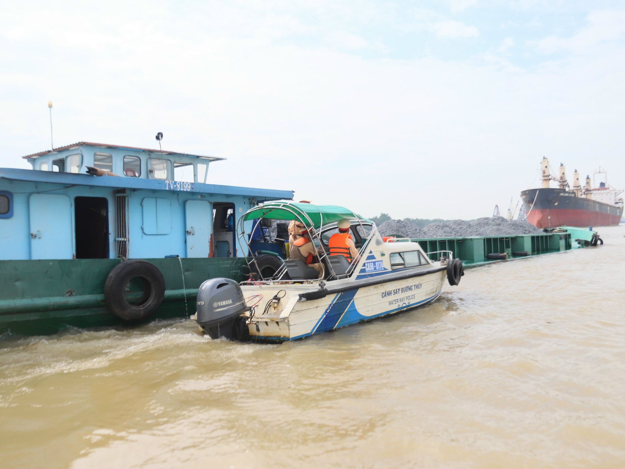 Theo chân Cảnh sát đường thủy TP HCM thổi cồn trên sông Đồng Nai - Ảnh 1.