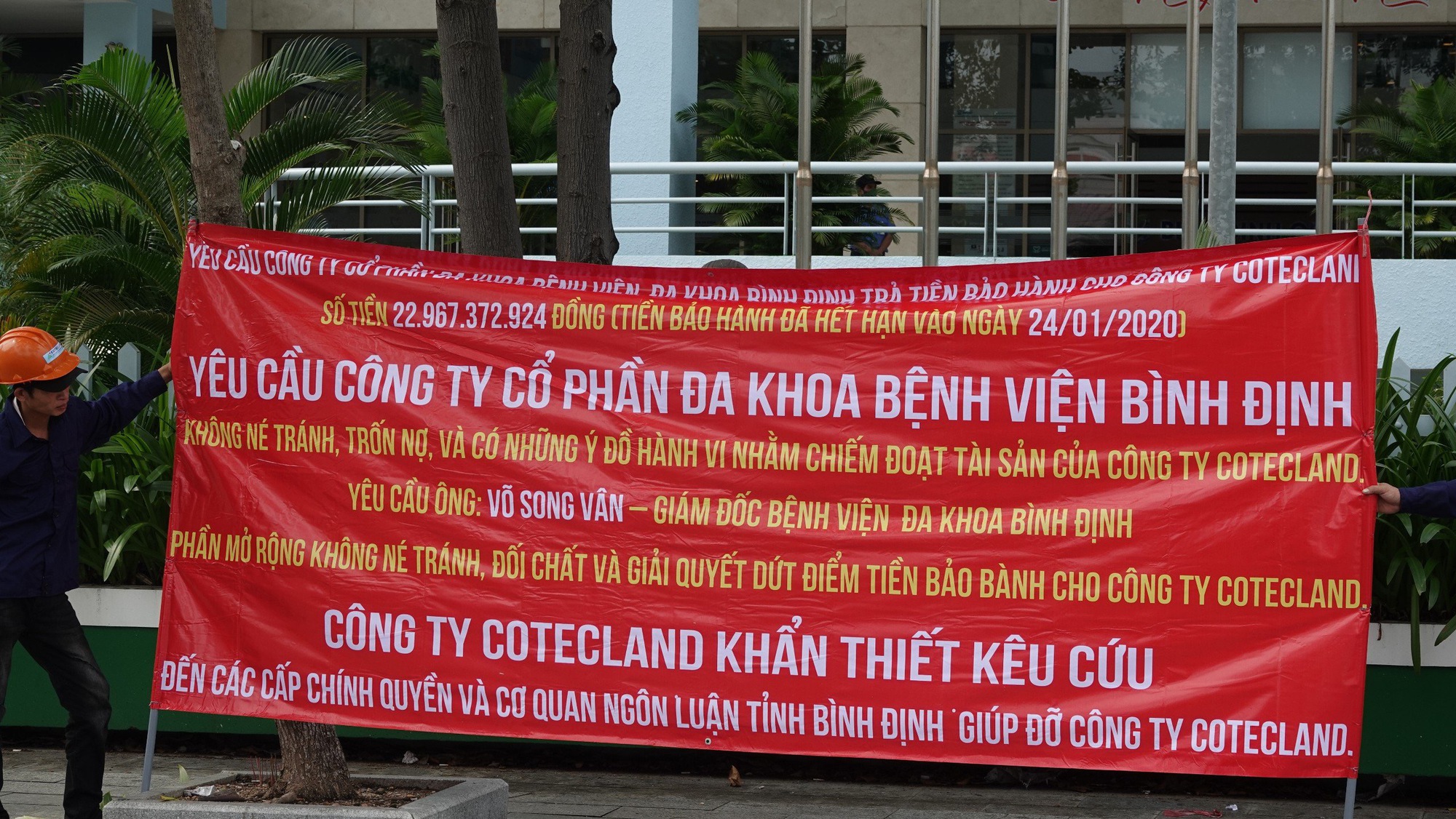 Một bệnh viện lớn ở Bình Định bất ngờ bị căng băng rôn đòi nợ - Ảnh 1.