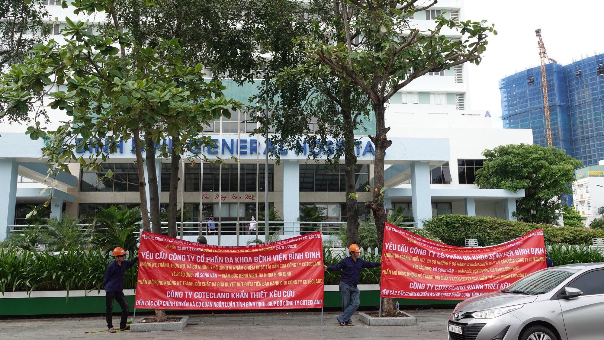 Một bệnh viện lớn ở Bình Định bất ngờ bị căng băng rôn đòi nợ - Ảnh 4.