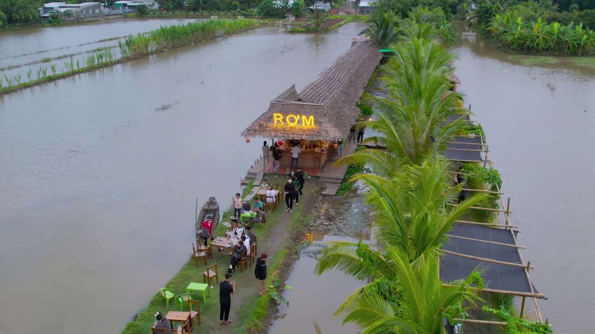 VIDEO: Độc lạ quán cà phê Rơm nằm giữa đồng lúa ở Cần Thơ - Ảnh 2.