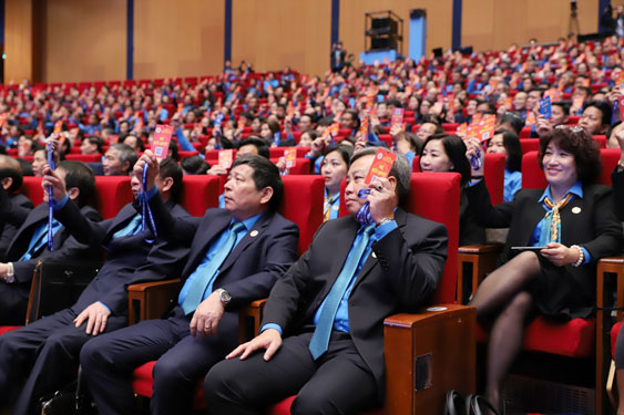 Các đại biểu biểu quyết thông qua Chương trình Đại hội XIII Công đoàn Việt Nam Ảnh: HỮU HƯNG