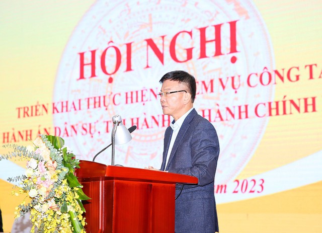 Bộ trưởng Bộ Tư pháp Lê Thành Long phát biểu tại hội nghị ngày 1-12. Ảnh: Lê Sơn
