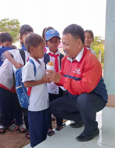 Thầy Tùng trao bánh mì cho học sinh bằng cả tấm lòng