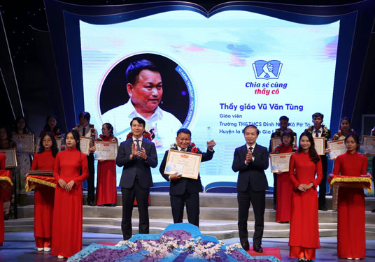 Thầy Vũ Văn Tùng được vinh danh trong chương trình “Chia sẻ cùng thầy cô” 2023 do Trung ương Hội Liên hiệp Thanh niên Việt Nam tổ chức. (Ảnh do nhân vật cung cấp)