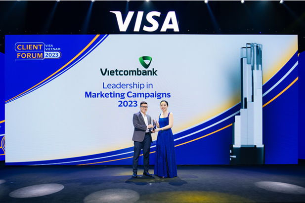 Ông Lê Văn Việt - Phó Trưởng phòng Marketing Bán lẻ Vietcombank (bên trái) nhận giải thưởng
