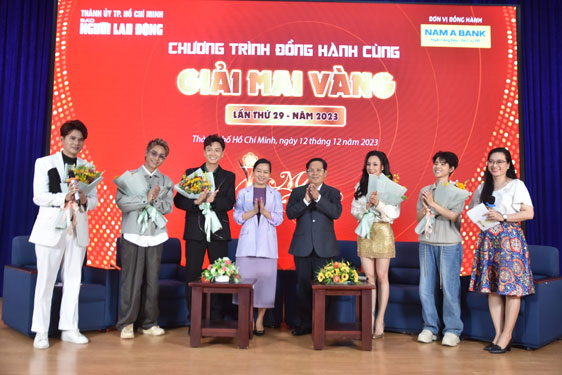 Ông Tô Đình Tuân, Tổng Biên tập Báo Người Lao Động, tặng hoa các khách mời tham gia chương trình Ảnh: TẤN THẠNH