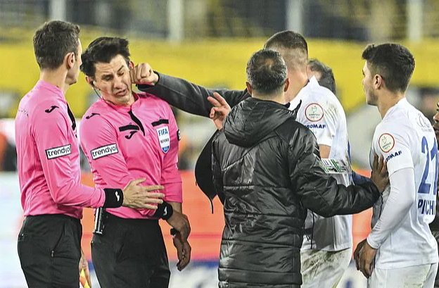 Trọng tài bị tấn công dã man, bóng đá Thổ Nhĩ Kỳ hỗn loạn- Ảnh 2.