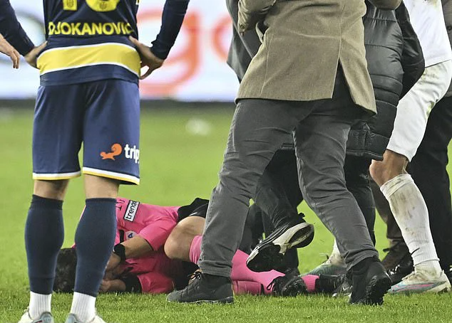 Trọng tài bị tấn công dã man, bóng đá Thổ Nhĩ Kỳ hỗn loạn- Ảnh 4.