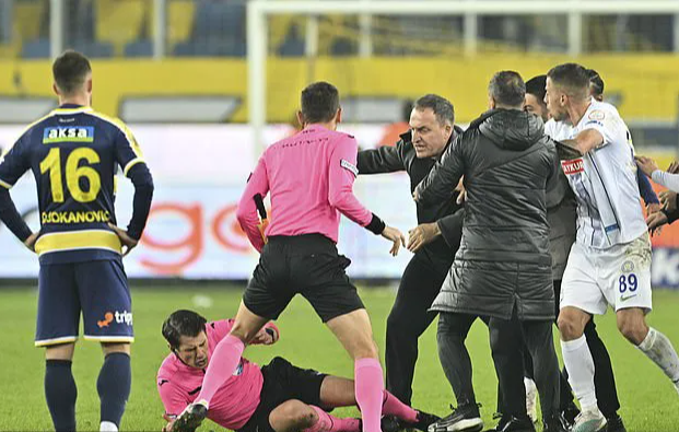 Trọng tài bị tấn công dã man, bóng đá Thổ Nhĩ Kỳ hỗn loạn- Ảnh 7.