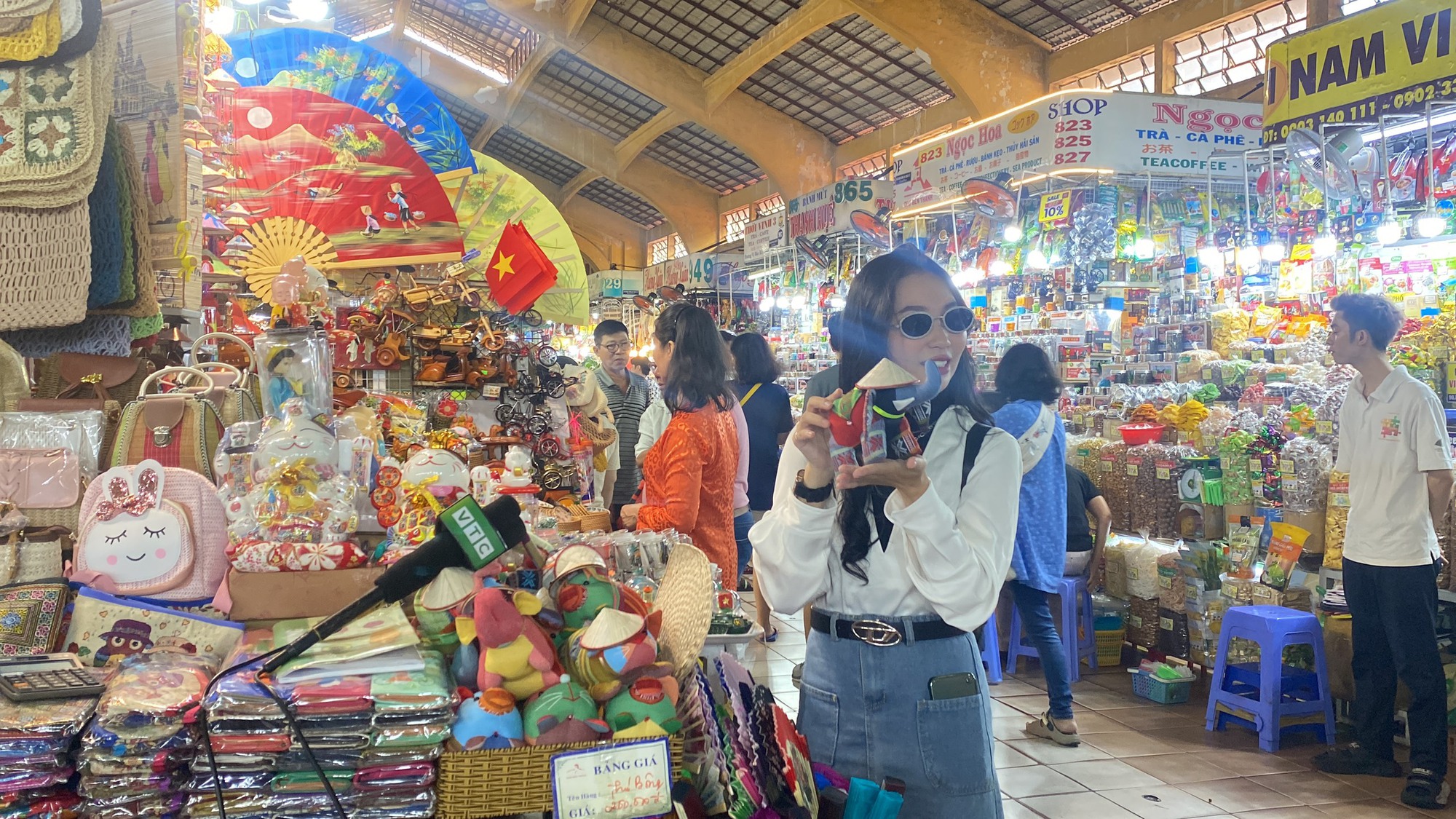 Hàng chục TikToker nổi tiếng có mặt tại chợ Bến Thành- Ảnh 1.