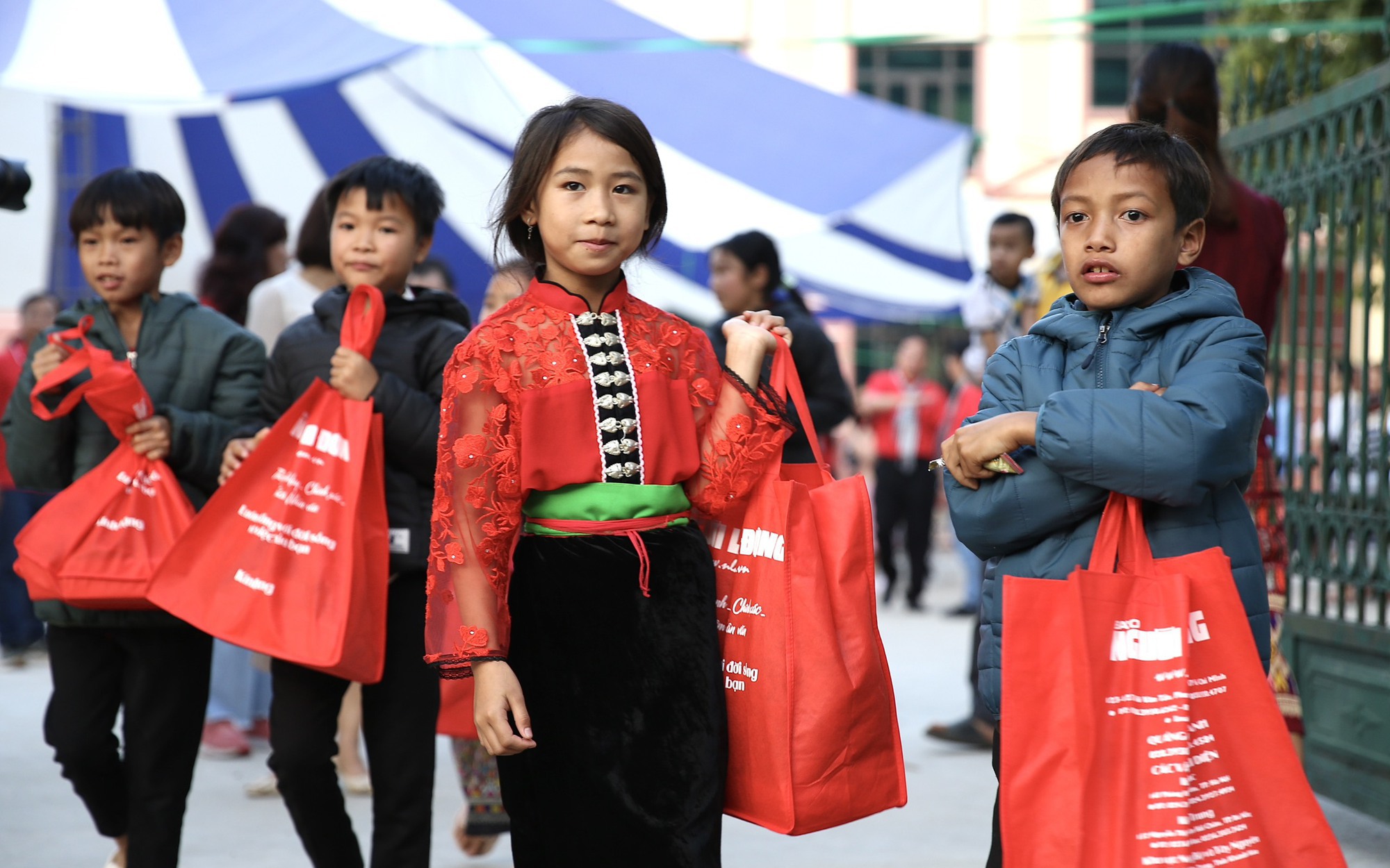 Mang áo ấm và tấm lòng đến với học sinh vùng biên giới Điện Biên