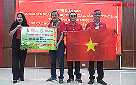 Báo Người Lao Động tặng 5.000 lá cờ Tổ quốc cho tỉnh Điện Biên