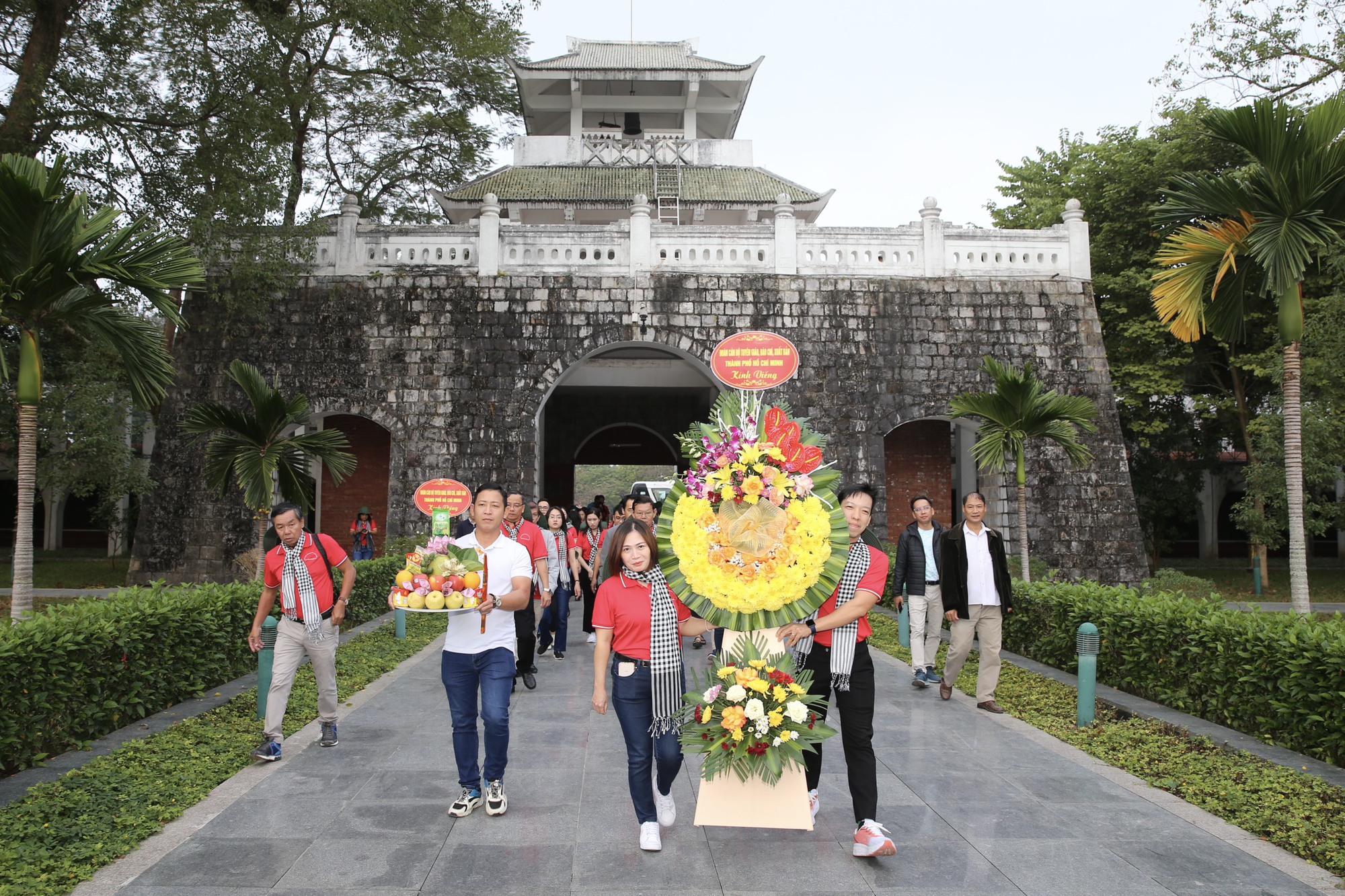 Lễ dâng hương các anh hùng tại Nghĩa trang liệt sĩ ở Điện Biên