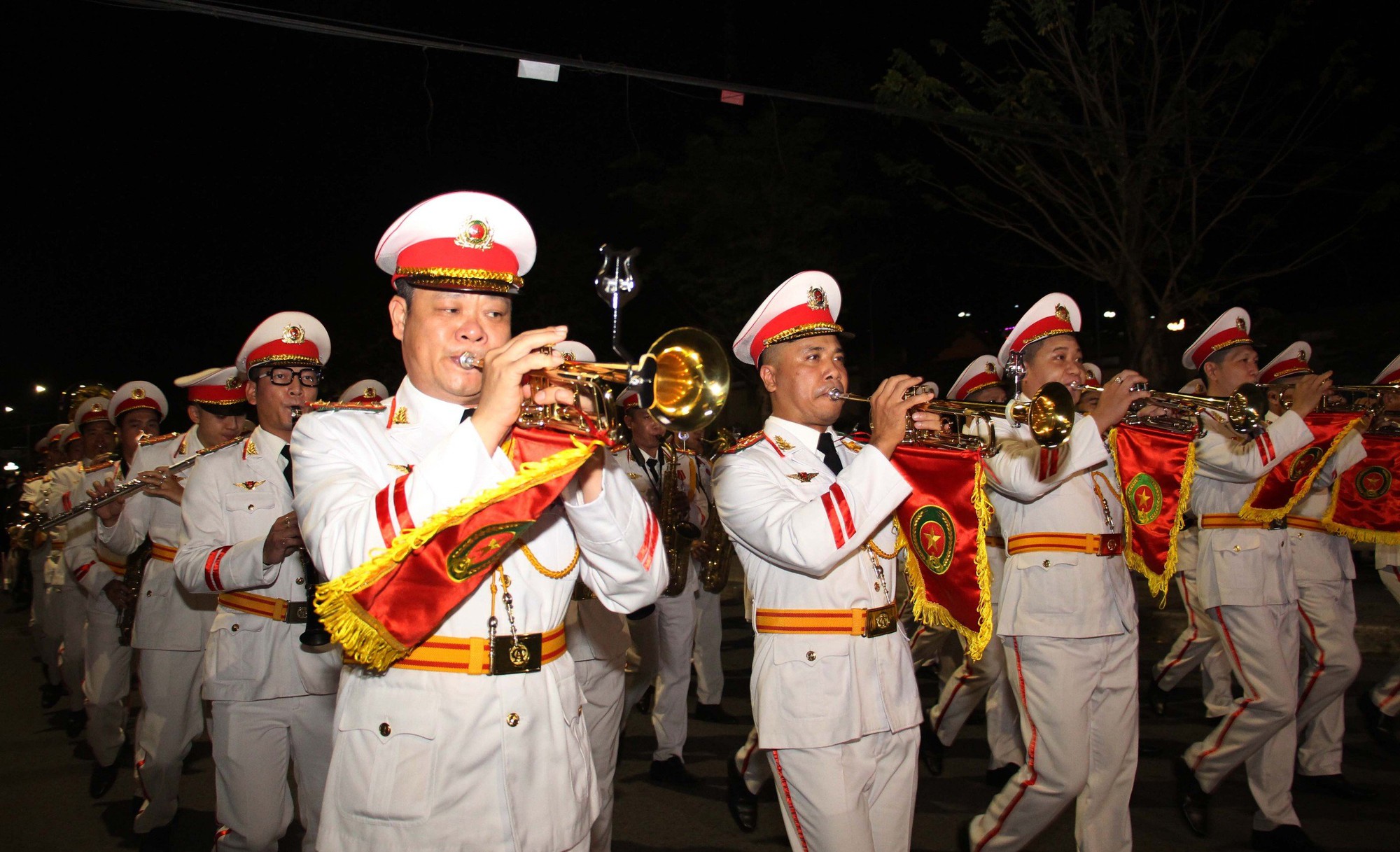 CLIP: Đoàn nghi lễ Công an nhân dân biểu diễn tại bến Ninh Kiều - Ảnh 9.