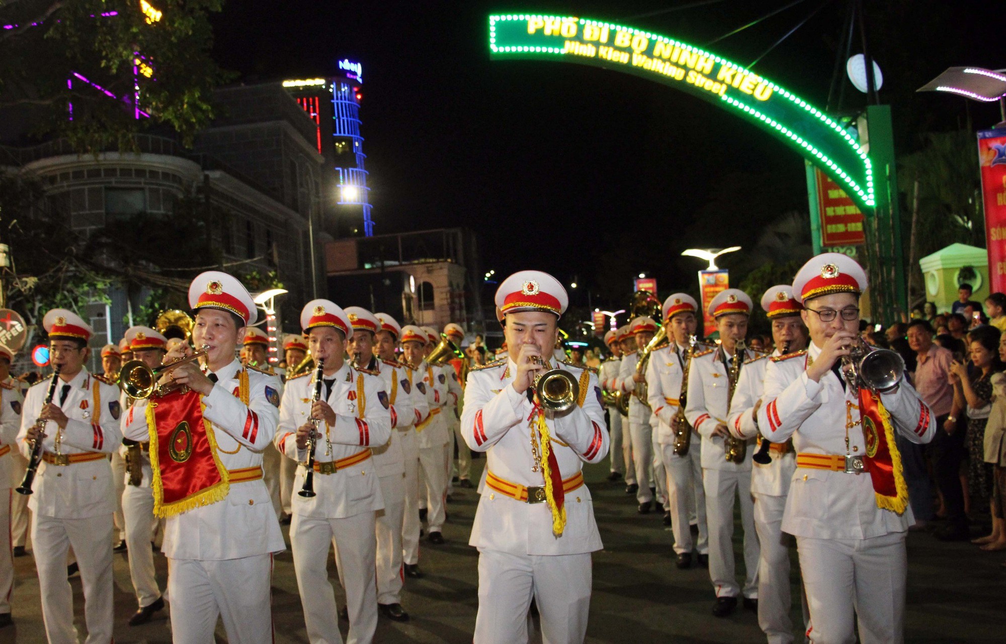 CLIP: Đoàn nghi lễ Công an nhân dân biểu diễn tại bến Ninh Kiều - Ảnh 10.