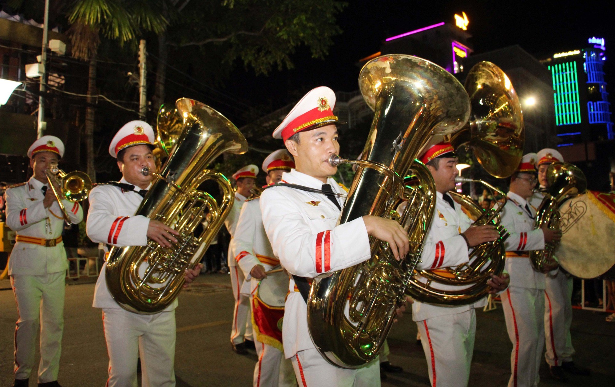 CLIP: Đoàn nghi lễ Công an nhân dân biểu diễn tại bến Ninh Kiều - Ảnh 7.