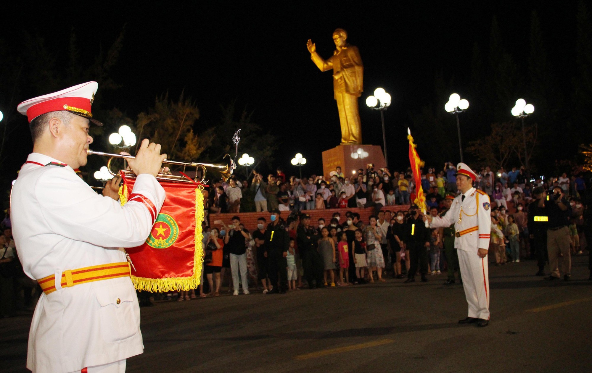 CLIP: Đoàn nghi lễ Công an nhân dân biểu diễn tại bến Ninh Kiều - Ảnh 6.