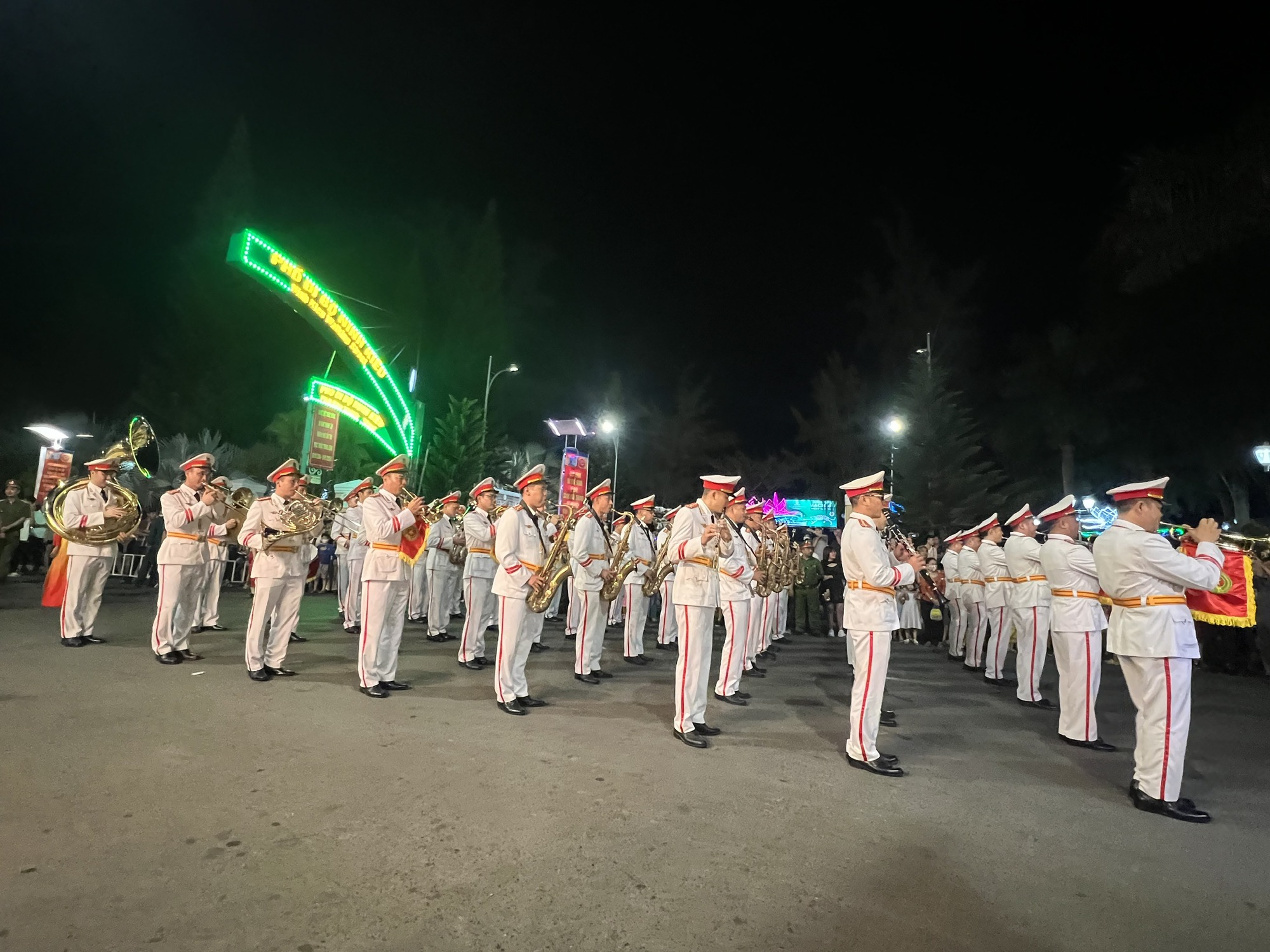 CLIP: Đoàn nghi lễ Công an nhân dân biểu diễn tại bến Ninh Kiều - Ảnh 8.