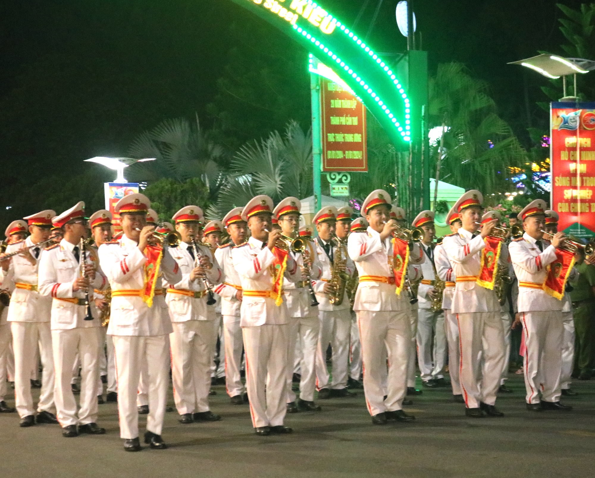 CLIP: Đoàn nghi lễ Công an nhân dân biểu diễn tại bến Ninh Kiều - Ảnh 5.