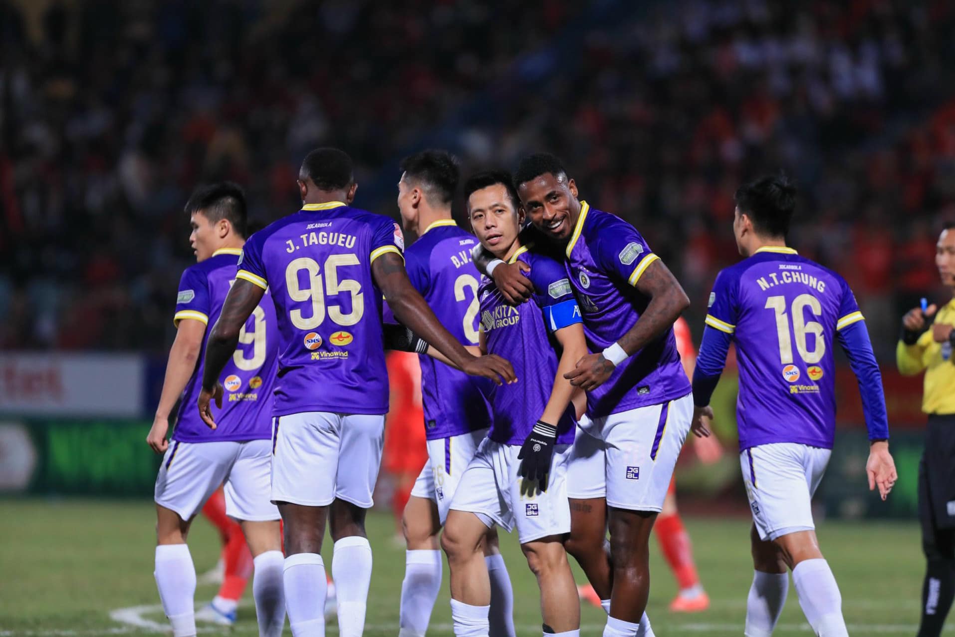 Văn Quyết ghi bàn giúp Hà Nội FC thắng trận derby thủ đô- Ảnh 4.