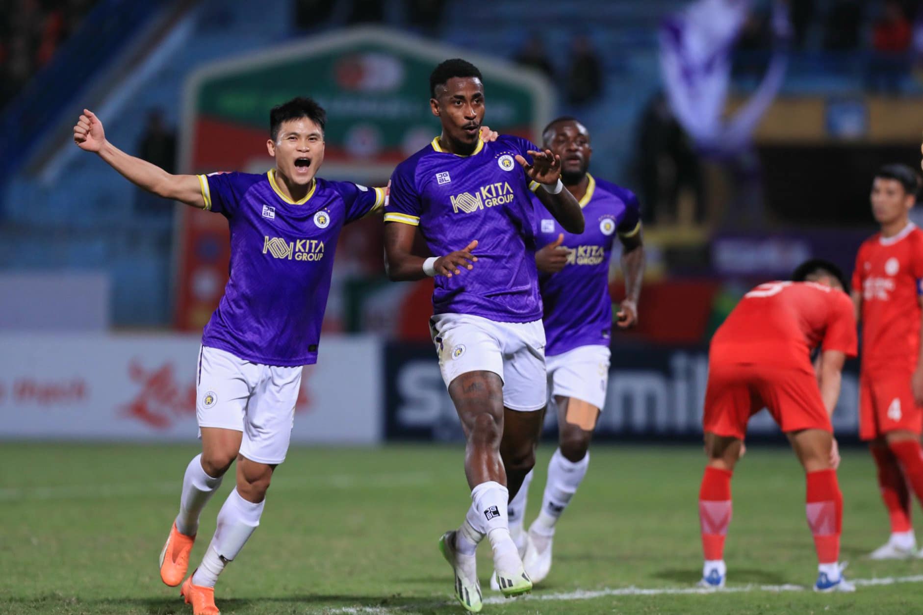 Văn Quyết ghi bàn giúp Hà Nội FC thắng trận derby thủ đô- Ảnh 7.