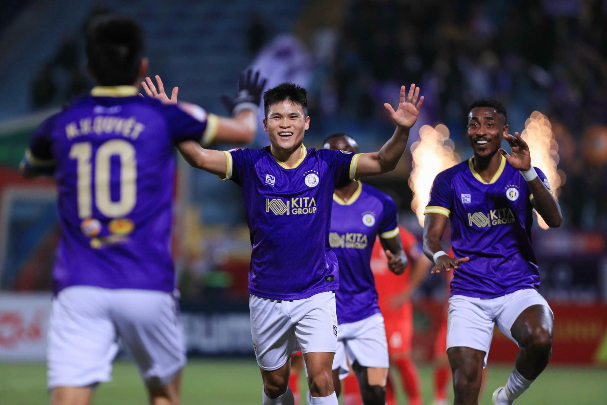 Văn Quyết ghi bàn giúp Hà Nội FC thắng trận derby thủ đô- Ảnh 3.