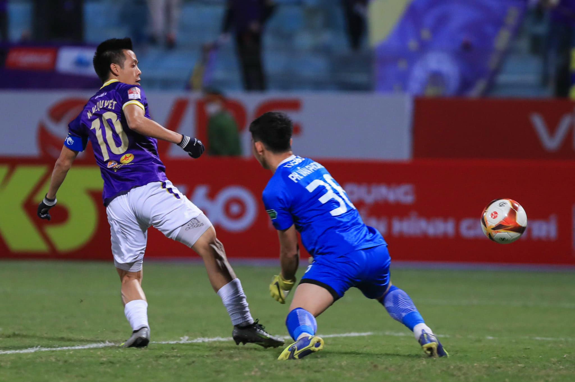 Văn Quyết ghi bàn giúp Hà Nội FC thắng trận derby thủ đô- Ảnh 1.