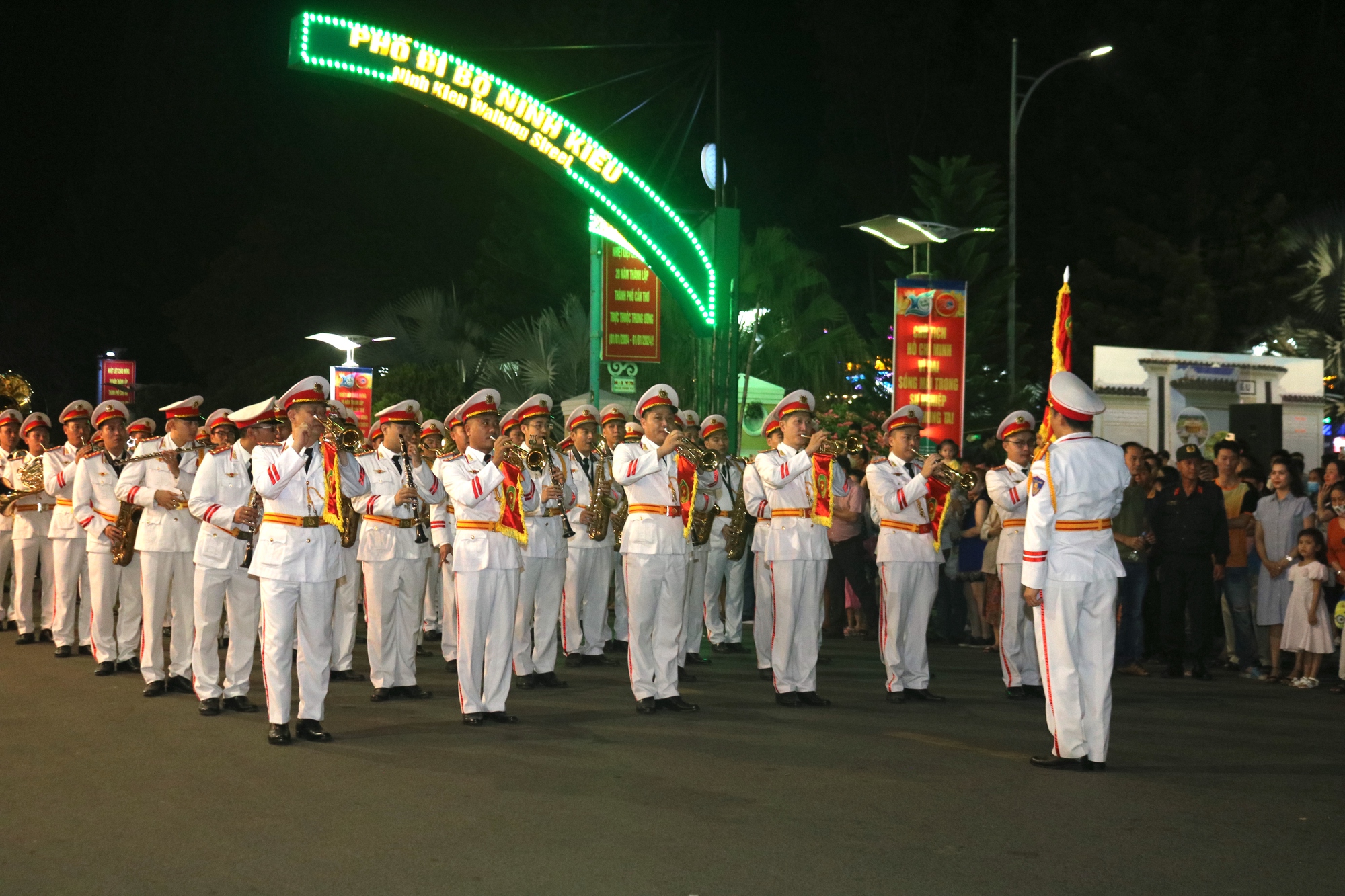 CLIP: Đoàn nghi lễ Công an nhân dân biểu diễn tại bến Ninh Kiều - Ảnh 2.