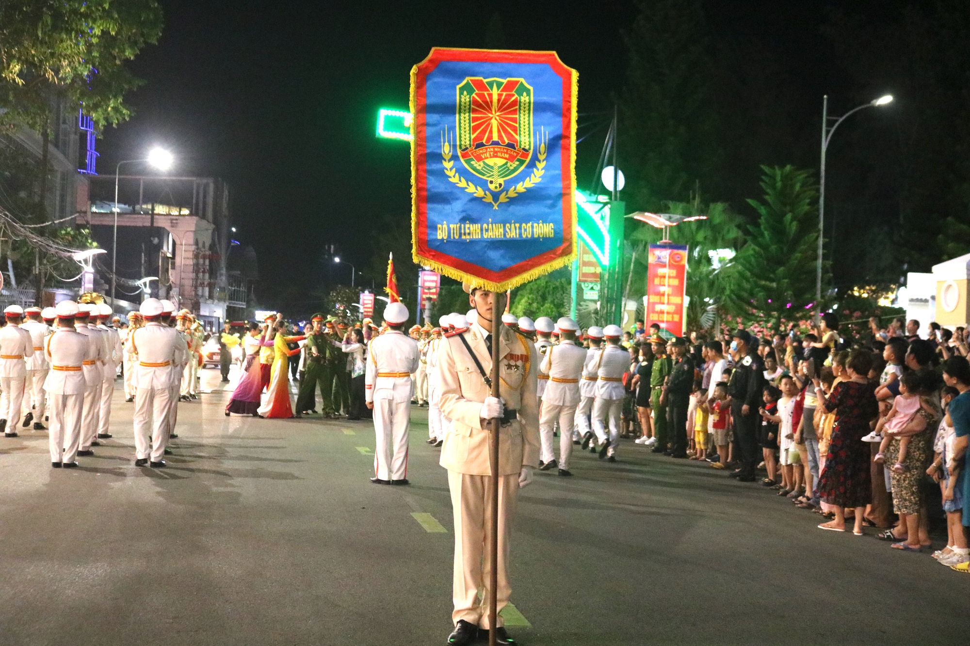 CLIP: Đoàn nghi lễ Công an nhân dân biểu diễn tại bến Ninh Kiều - Ảnh 1.
