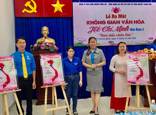 Bà Vũ Thế Vân (thứ 2 từ phải sang), Chủ tịch Công đoàn các KCX- CN TP HCM, trao bản đồ số cho đại diện các chi bộ