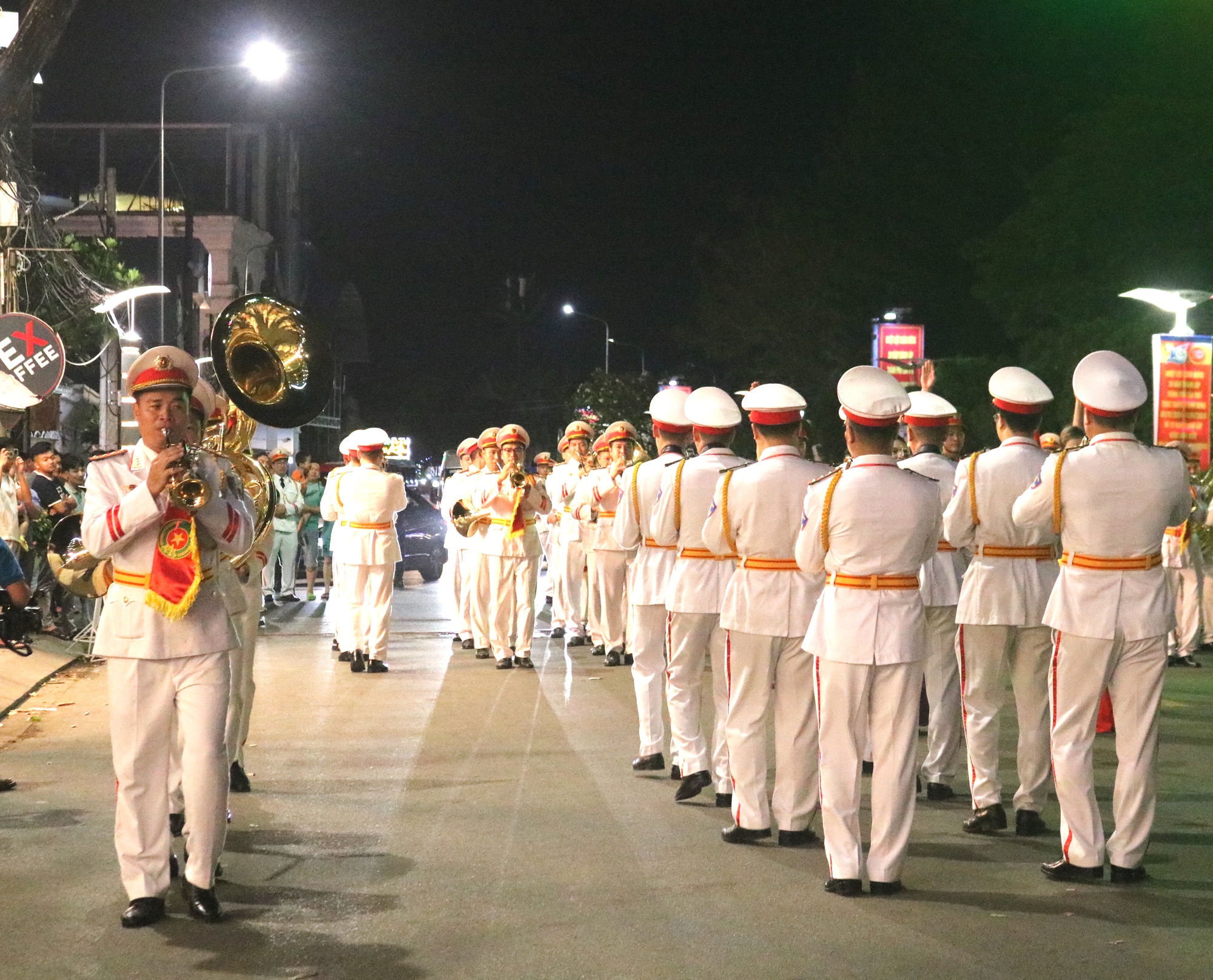 CLIP: Đoàn nghi lễ Công an nhân dân biểu diễn tại bến Ninh Kiều - Ảnh 3.