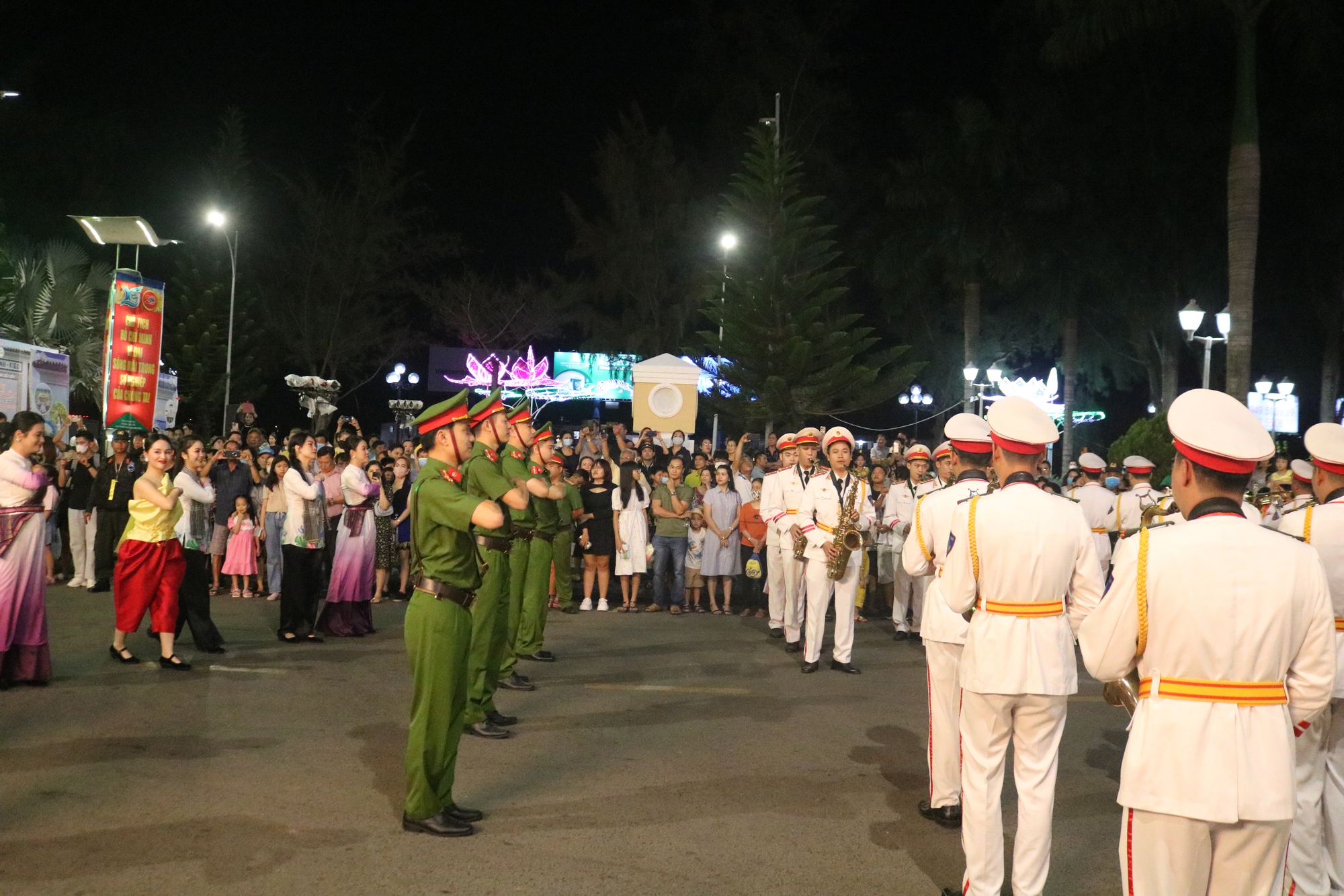 CLIP: Đoàn nghi lễ Công an nhân dân biểu diễn tại bến Ninh Kiều - Ảnh 4.