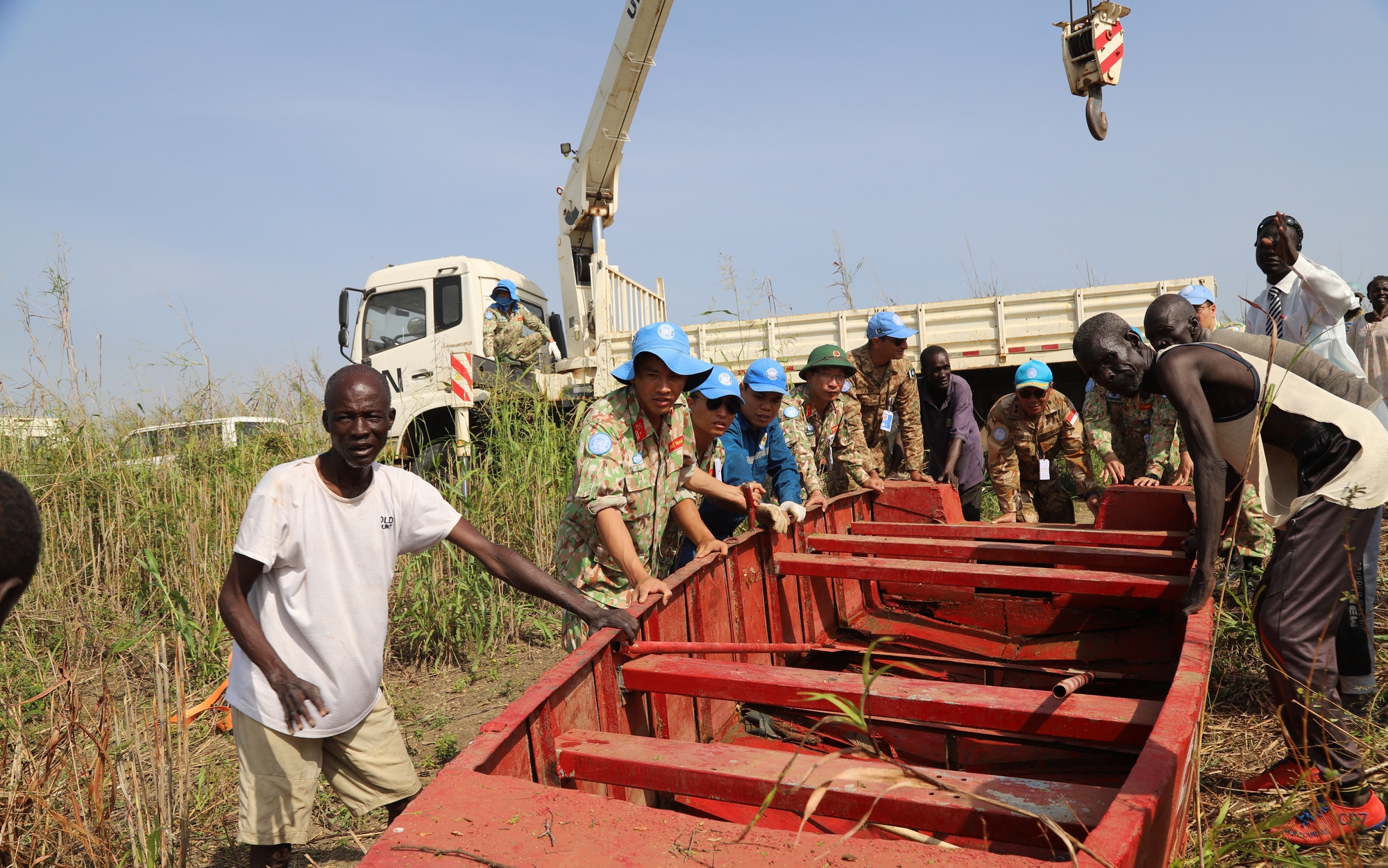 Đội công binh tranh thủ ngày nghỉ cuối tuần hỗ trợ người dân Abyei