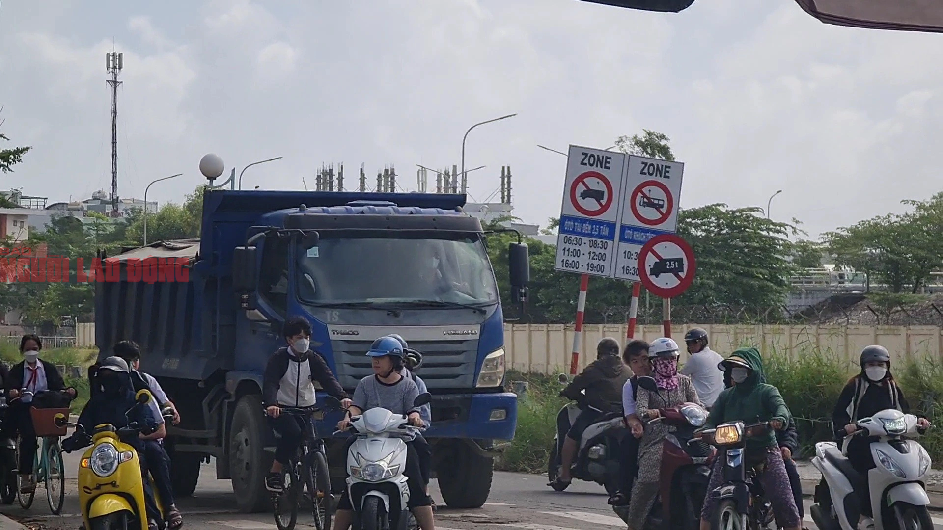 Giữa cao điểm công an Đà Nẵng ra quân, xe tải trọng lớn vẫn ngang nhiên vào đường cấm- Ảnh 1.