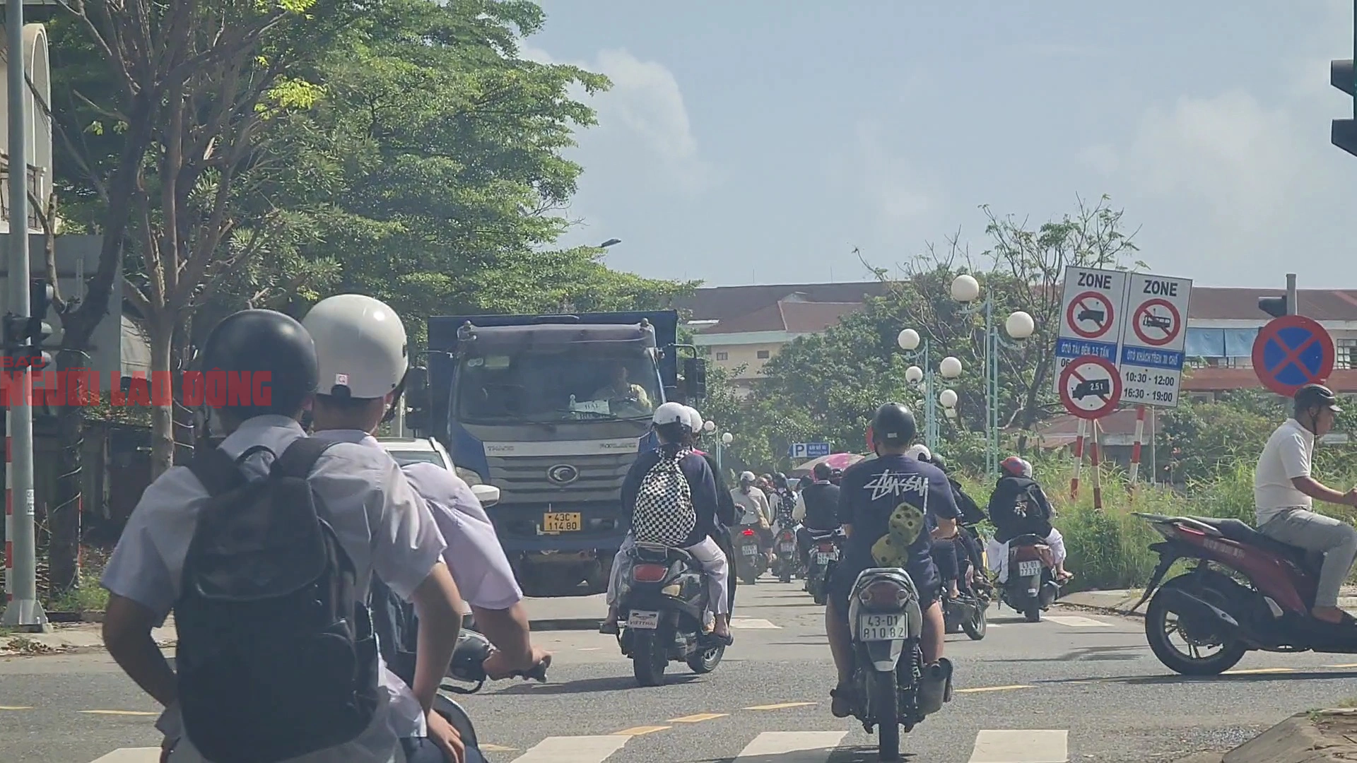 Giữa cao điểm công an Đà Nẵng ra quân, xe tải trọng lớn vẫn ngang nhiên vào đường cấm- Ảnh 2.