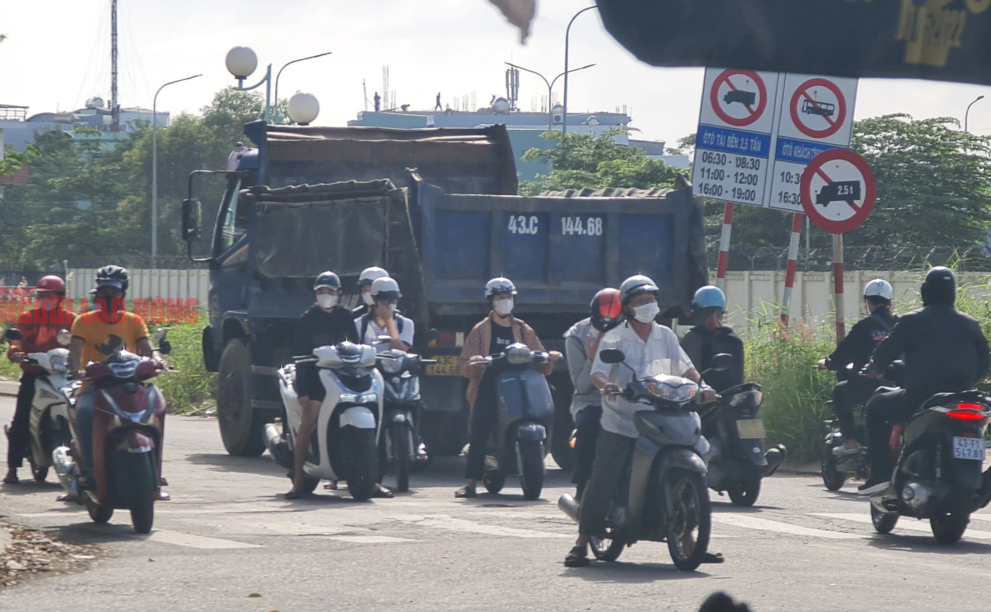 Giữa cao điểm công an Đà Nẵng ra quân, xe tải trọng lớn vẫn ngang nhiên vào đường cấm- Ảnh 3.